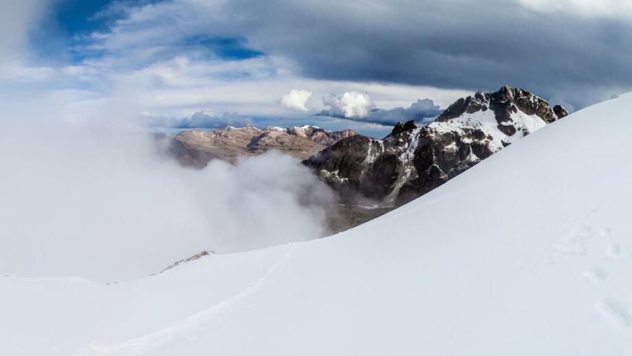 Am Sechstausender Huayna Potosi mit Schnee, eis, fels und Wolken