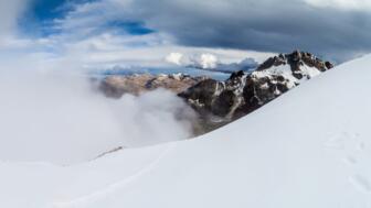 Am Sechstausender Huayna Potosi mit Schnee, eis, fels und Wolken