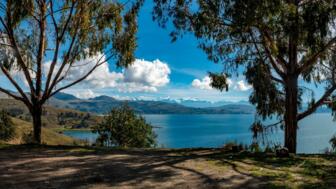 Blick über deen Titicacasee auf dei Cordillera Real