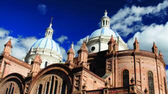 Aufnahme der Kathedrale mit blau gefliesten Kuppeln in Cuenca n Ecuador