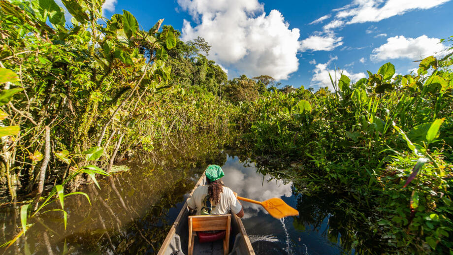 Eine Person im Boot auf dem Fluss Rio Napo