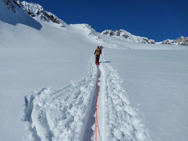 Aufstieg mit dem Splitboard am Seil