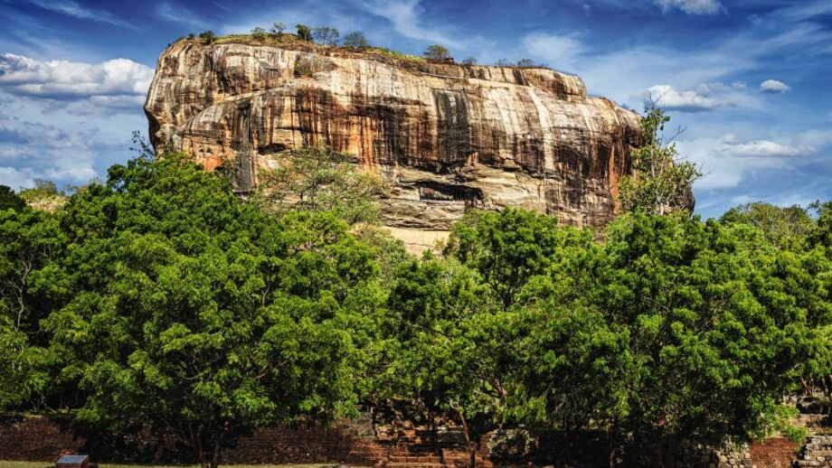 die Felsenburg König Kassapas über grünen Bäumen in Sigiria auf Sri Lanka