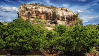 die Felsenburg König Kassapas über grünen Bäumen in Sigiria auf Sri Lanka