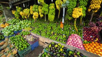 Obst- und Gremüsestand in Colombo in vielen verschiedenen Farben