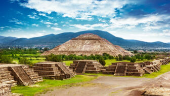 Sonnen- und Mondpyramide in Teotihuacan