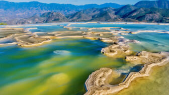Grün schimmernde Thermalquellen  Hierve el Agua bei Oaxaca in Mexiko