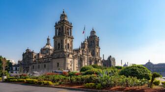 Kathedrale von Mexico City mit grünen Pflanzen im Vordergrund