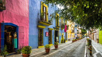 Bunte Häuserzeile in Puebla in Mexiko