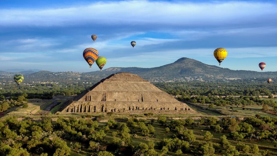 Heißluftballons über dr Aztenkenpyramide von Teotihuacan