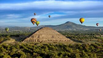 Heißluftballons über dr Aztenkenpyramide von Teotihuacan