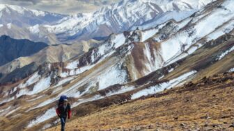 Bergwanderer im Aufstieg zu einem Pass