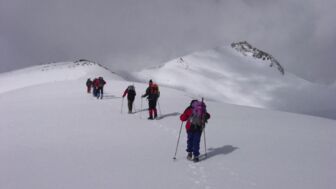 Bergsteigergruppe im Aufstieg zum Sechstausender dzo Jongo in Ladakh
