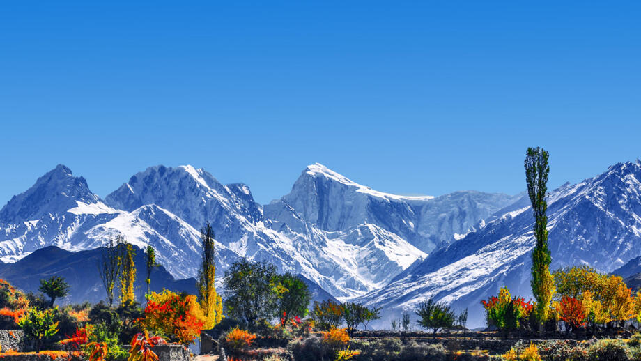 Hunza-Tal im Frühling mit Gletscher-Blick