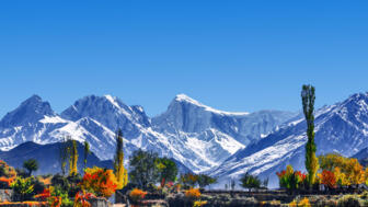 Hunza-Tal im Frühling mit Gletscher-Blick