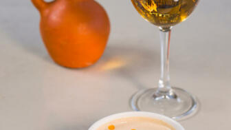 Ein gefülltes Weinglas und eine Suppe