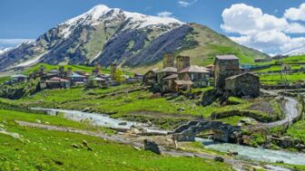 Mittelalterliche Häuser und Türme von Ushguli am Ufer des Flusses Enguri