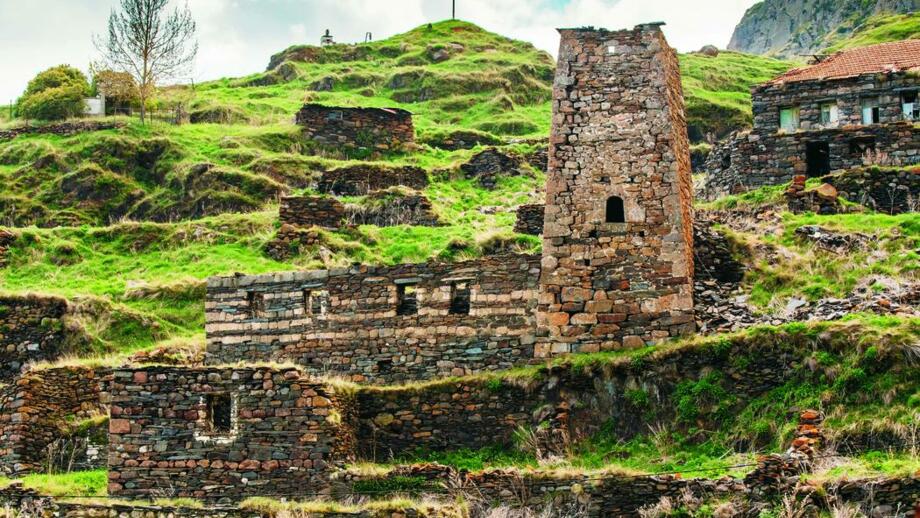 Ein alter Wächterturm im Dorf Pansheti