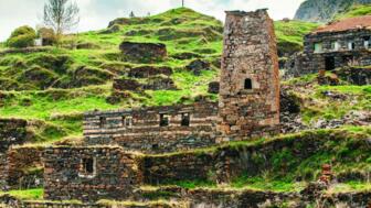 Ein alter Wächterturm im Dorf Pansheti
