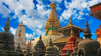nepal-hikte-swayambhunath-stupa-zusammen-mit-harati-devis-tempel-und-kleine-stupas-und-pagodas-im-vordergrund-shutterstock_1463337548.jpg