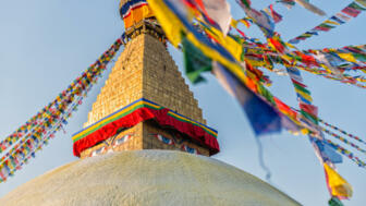 nepal-higpeve-boudhanath-stupa-mit-gebetsflaggen-shutterstock_522795796.jpg