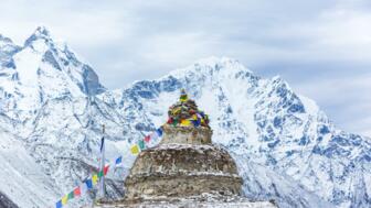 nepal-higpeve-buddhistische-duma-im-dorf-deboche-shutterstock_2276625573.jpg