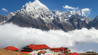 shutterstock_1011874921_Komfort_Lodge-Kongde-Thamserku.jpg