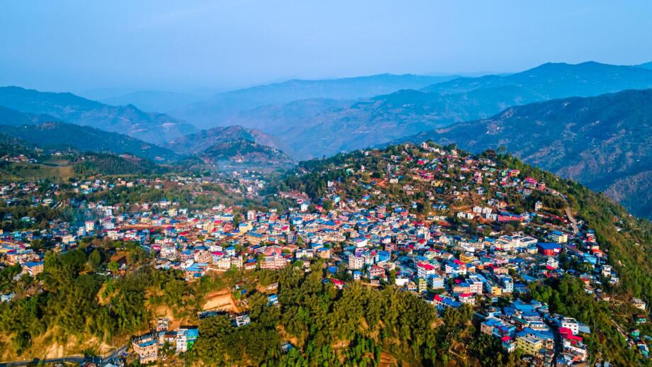 nepal-hiaho-luftaufnahmenmit-blick-auf-den-bahnhof-phidim-hill-in-panchthar-shutterstock_2454558693.jpg