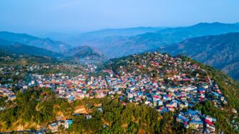 nepal-hiaho-luftaufnahmenmit-blick-auf-den-bahnhof-phidim-hill-in-panchthar-shutterstock_2454558693.jpg