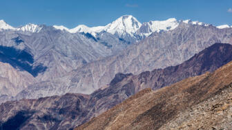 Blick vom Pass Kardung La in Ladakh auf das Gebirge