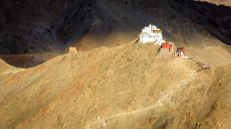 Buddhistisches Kloster Sankar in Ladakh in arider Landschaft