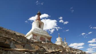 Drei stupas im Dorf Karzok mit blauen Himmel