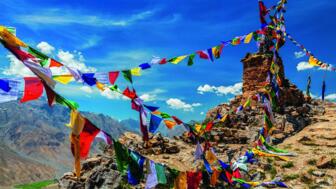 Chörten mit zahlreichen bunten Gebetsfahnen an einem Passübergang in Ladakh