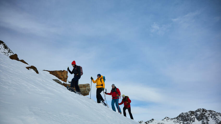 Schneeschuhgruppe beim Aufstieg