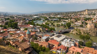 Luftaufnahme der Stadt Tiblissi imt Häusern, Sehenswürdigkeiten und Kirchen