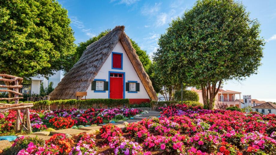 Reetgedecke Häuser in Santana auf der Insel Madeira