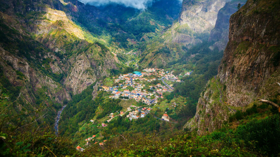 Luftbild des Dorfes Curral das Freiras, umgeben von Bergen