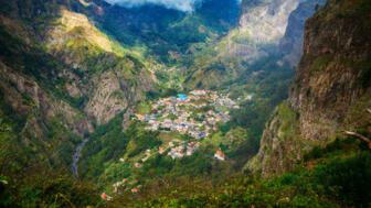 Luftbild des Dorfes Curral das Freiras, umgeben von Bergen