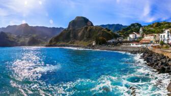 Blick auf das Dorf Porto da Cruz, Meerblick und Berge im Hintergrund