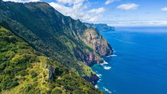 Steilküsten säumen die Atlantikinsel Madeira
