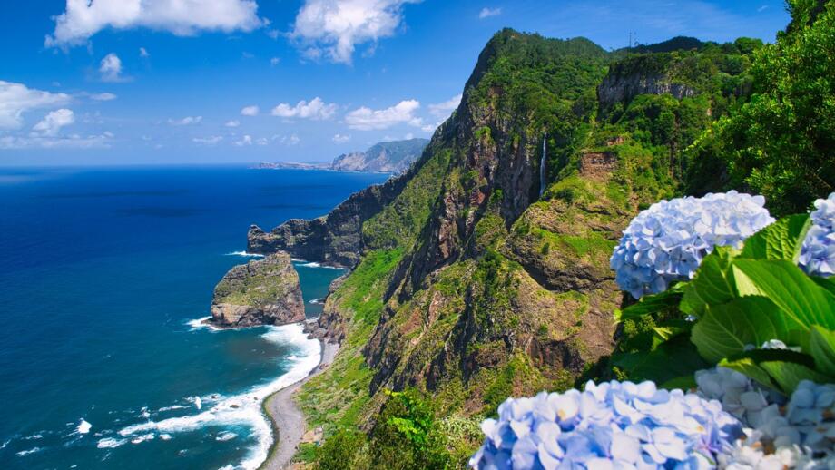 Blick über die Atlantikküste auf der Blumeninsel Madeira
