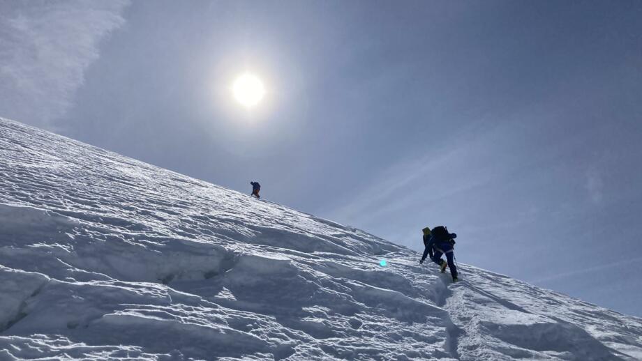 Steiler Aufstieg auf Skitour