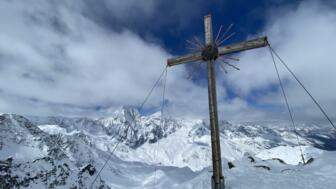 Gipfelkreuz auf Skitour