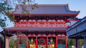 Buddhistischer Pagodentempel mit viel rot im Zentraum von Tokyo