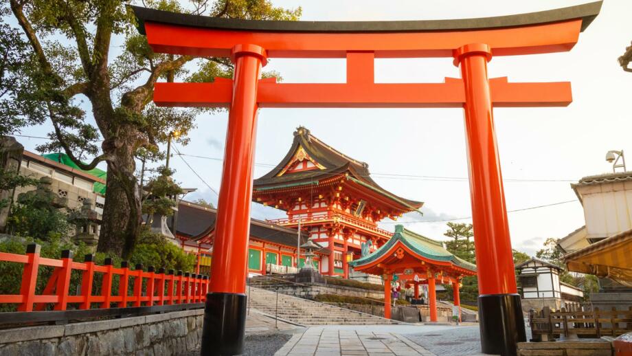 Überwiegend rot gehaltener Fushimi-Inari-Schrein in Kyoto mit pagodendächern