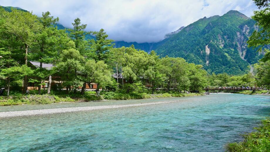Panoramablick auf den Fluss Azusa und die Berglandschaft von Kamikochi in den Japanischen Alpen