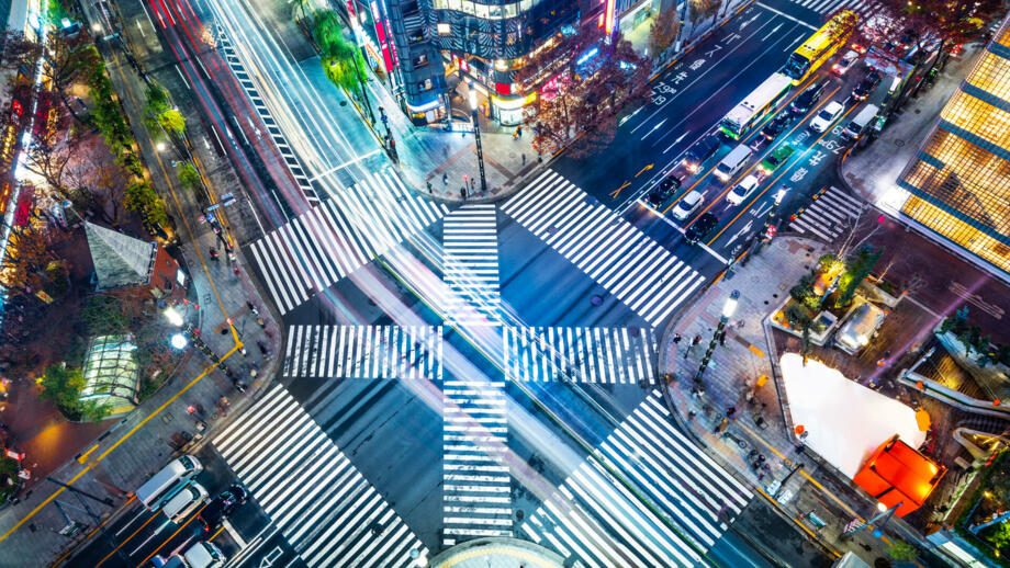 Verkehrsreiche Strapenkreuzung mit Zebrastreifen in alle Richtungen in Japan