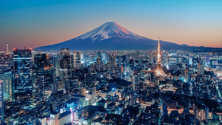 Tokyo City bei Sonnenuntergang mit dem Vulkan Fuji
