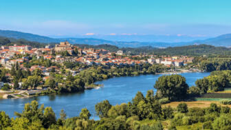 Stadt Tu in Galizien Häuser Kathedrale Fluss