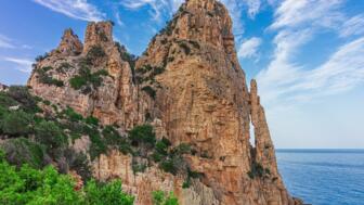 Felsblock mit Meerblick